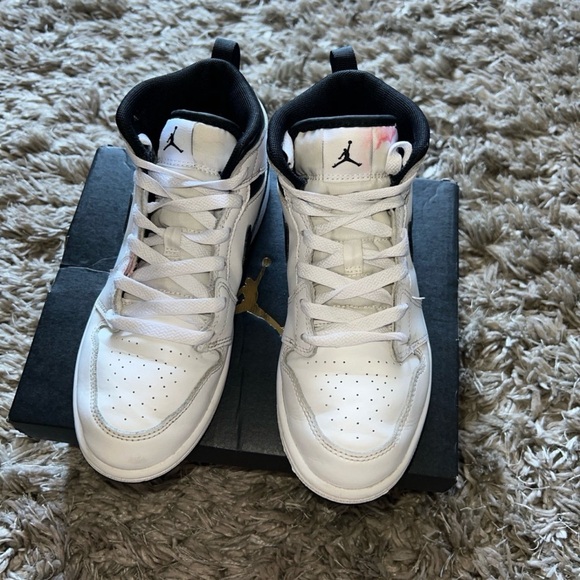 Jordan 1 mid kids size 3 - Picture 3 of 8